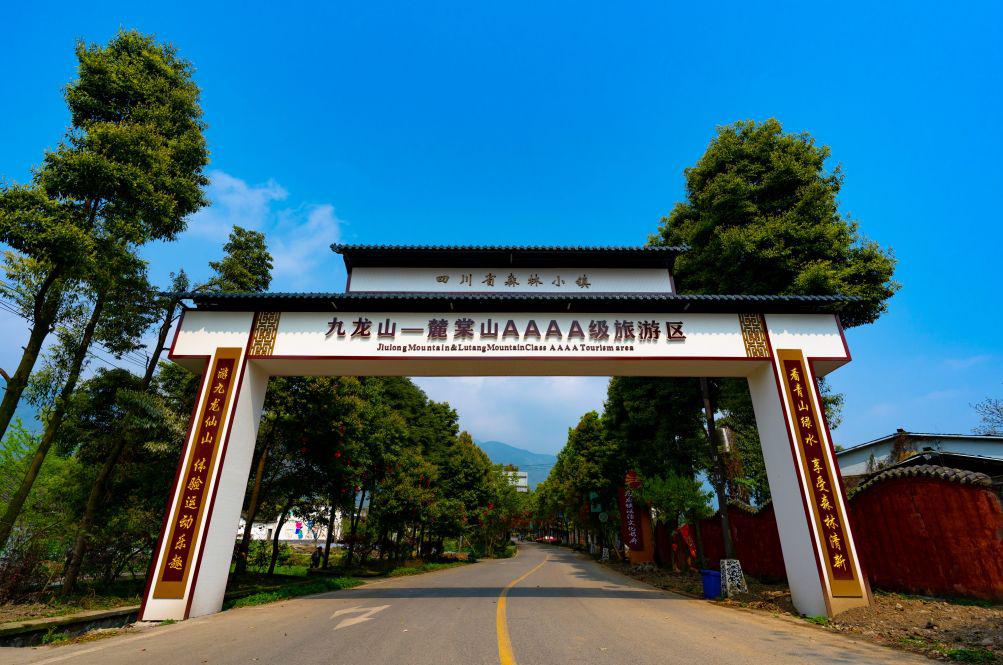 九龙滑草场位于 九龙山旅游风景区核心区域 是德阳地区最大的滑草及