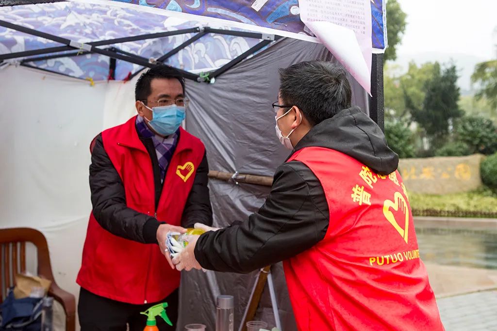 不管刮风下雨,他们都坚守在岗位上在一线卡位上他们都很辛苦,志愿者