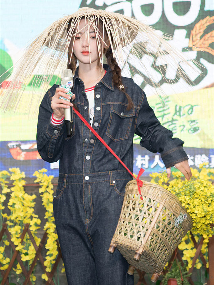 唐嫣@35岁唐嫣却不敌38岁宋佳,挑对配色太重要了!,同穿牛仔套装