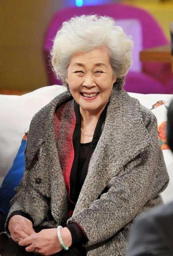 84岁女歌唱家住进养老院，说不想给儿女添麻烦，网友却议论纷纷_天津