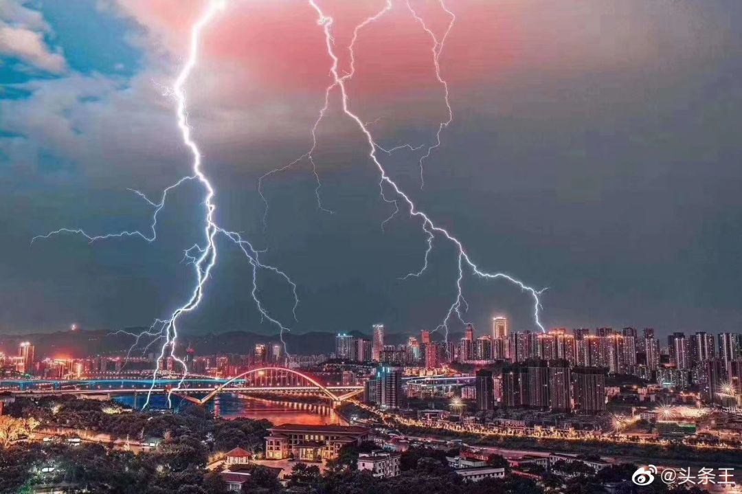 不得了重庆多地电闪雷鸣下冰雹影师冒险拍下闪电从天劈下照片