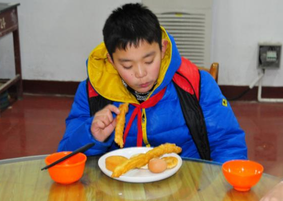 孩子■脾虚个难长积食的“祸根”找到了！儿科主任：这3种食物喂给娃