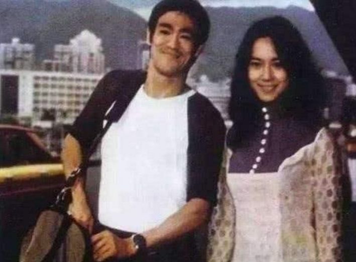 李小龙死在她床上，死后就嫁给向华强，丈夫出