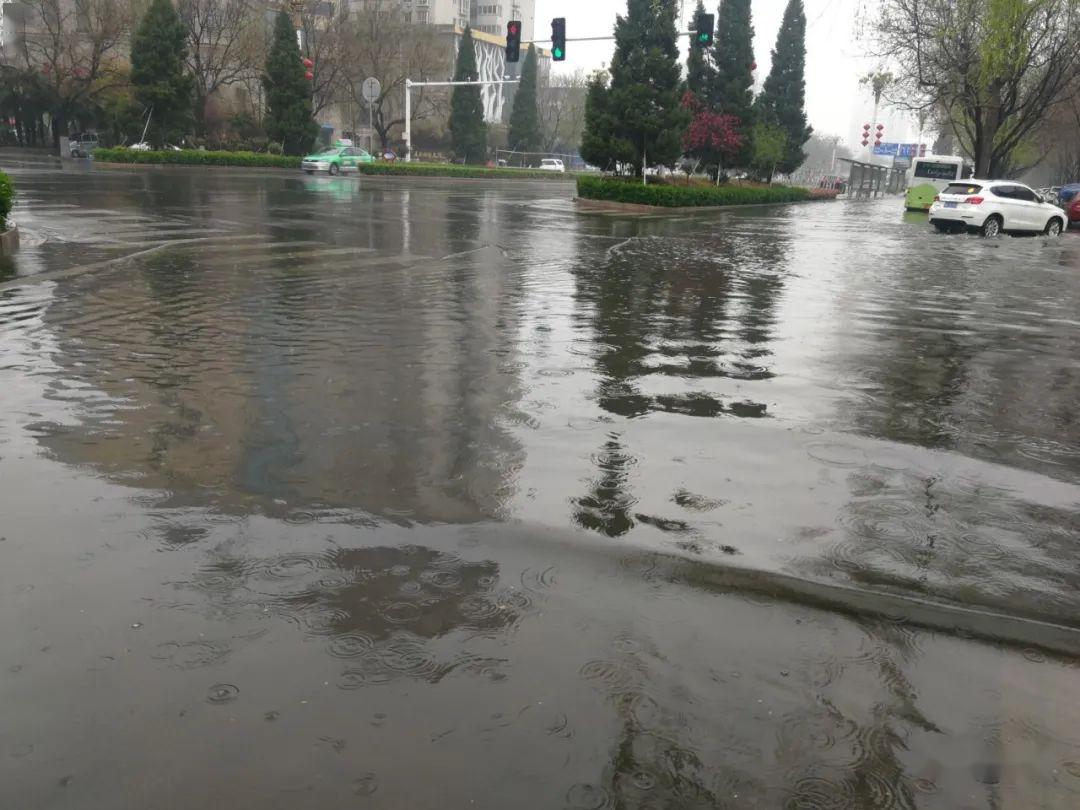 一场不大的春雨,让商丘市区多条道路出现严重积水!