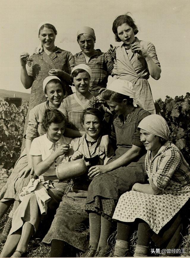 一组老照片:40年代的德国女性生活,在城市公园草坪上健身的女子