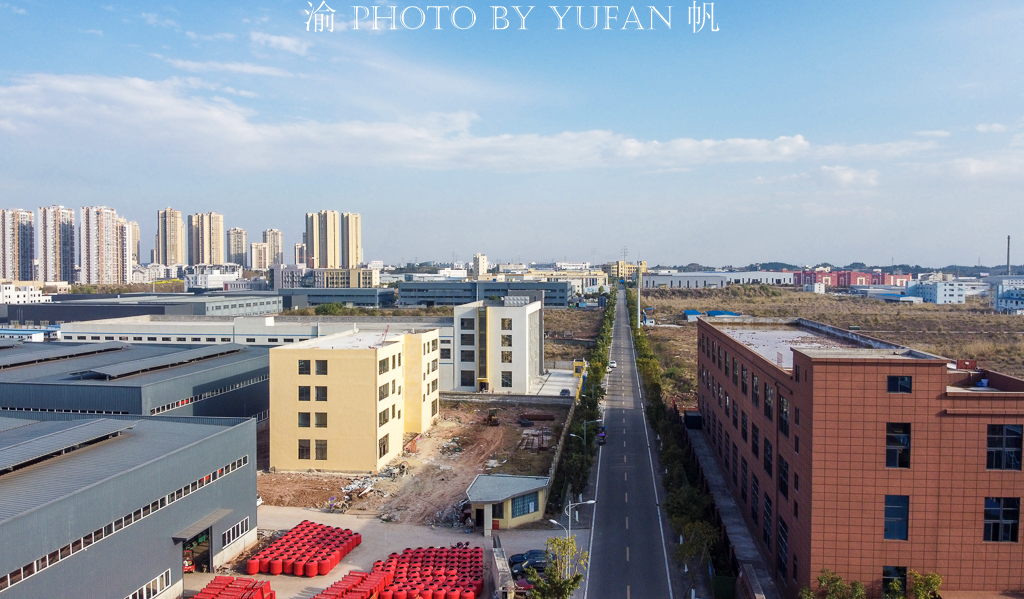 航拍重庆潼南高新区，道路纵横交错，厂房鳞次栉比，一派欣欣向荣