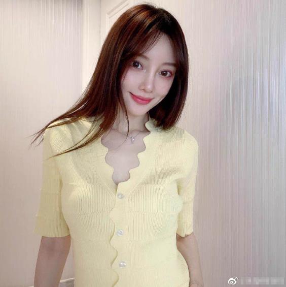 李小璐晒视频示爱，陪伴女儿，追寻真爱，活出了自我