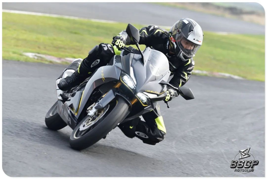 [ 试车报告 ] 以 double r 为名:honda cbr250rr