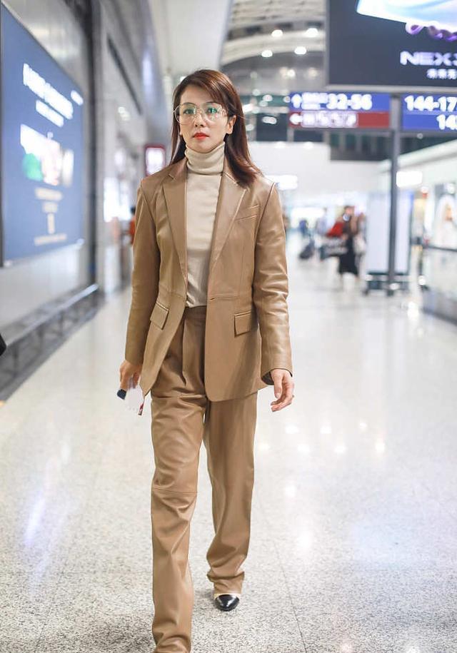 刘涛再走女强人范,卡其皮裤皱巴巴显廉价,搭高领毛衣脖子都没了