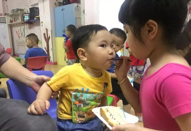 [医生]医生怒斥：孩子怎么能吃这个？太无知2岁女童肚子“鼓成球”