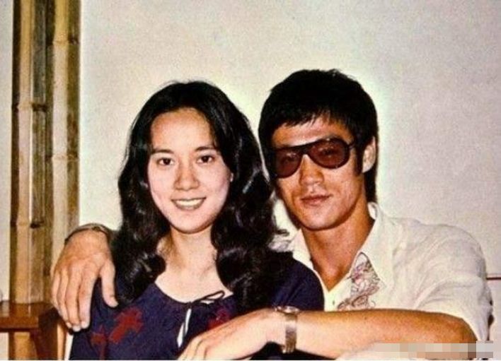 李小龙死在她床上，死后就嫁给向华强，丈夫出
