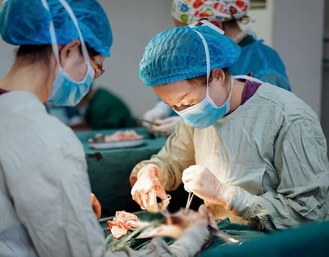 [医生]医生怒斥：孩子怎么能吃这个？太无知2岁女童肚子“鼓成球”