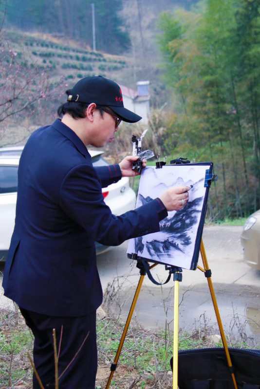 中国当代画家采风团刘孝田一行走进大别山主峰太阳乡