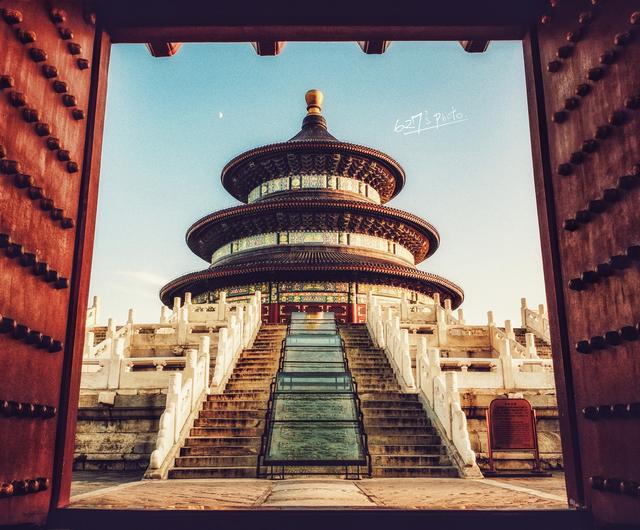 天坛以严谨的建筑布局,奇特的建筑构造和瑰丽的建筑装饰著称于世