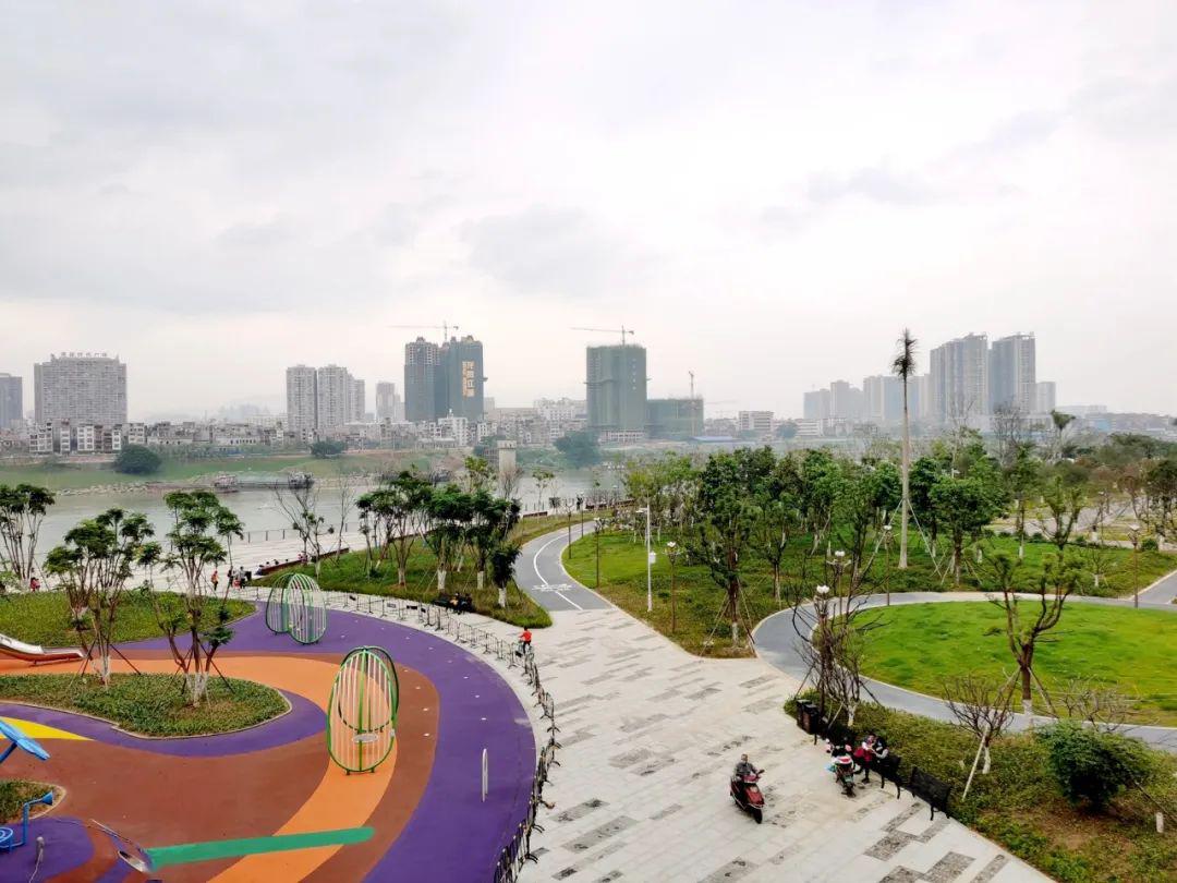 成为了贵港市民和外地游客休闲游玩的好去处 近日,贵港又一个滨江公园