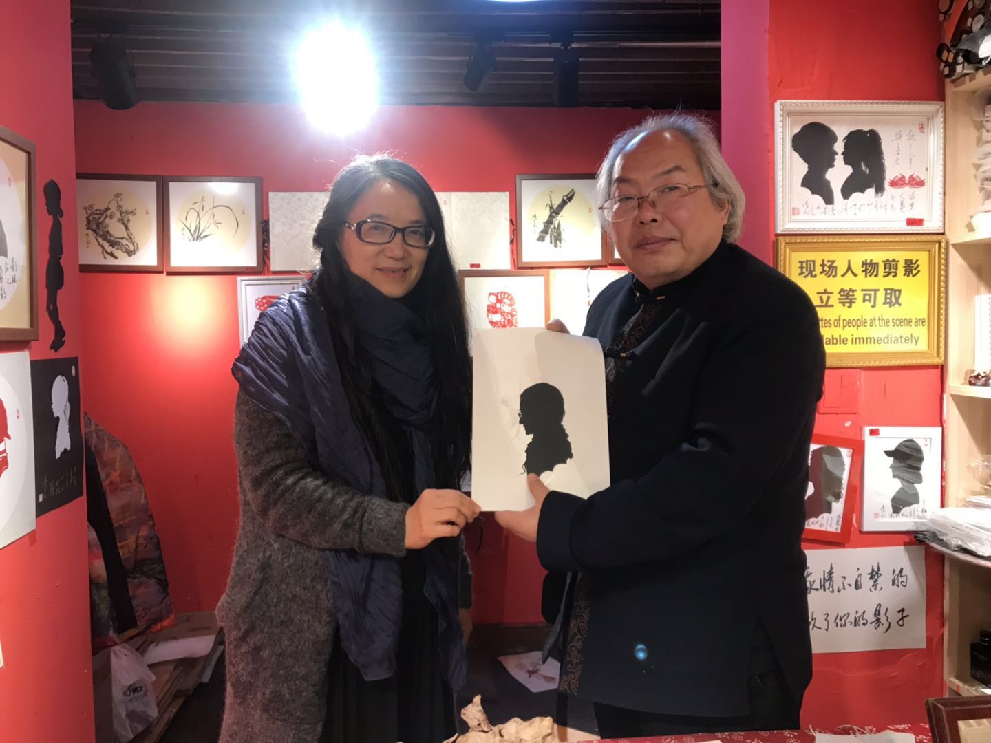 张鸿飞剪纸:飞剪如鸿,剪出的头像似"相片"/紫竹滴水