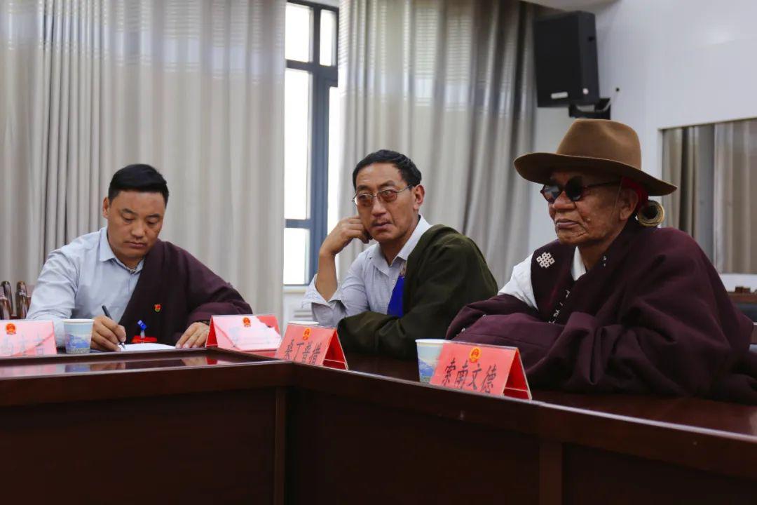 扎西才让参加玉树市代表团第二组审议政府工作报告