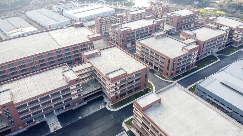 航拍重庆潼南高新区，道路纵横交错，厂房鳞次栉比，一派欣欣向荣