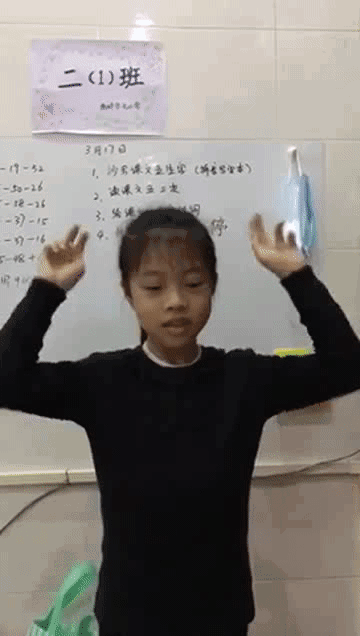 欢迎来到我们快乐的音乐课堂,上一次我们学习了抗疫手语操《不放弃》