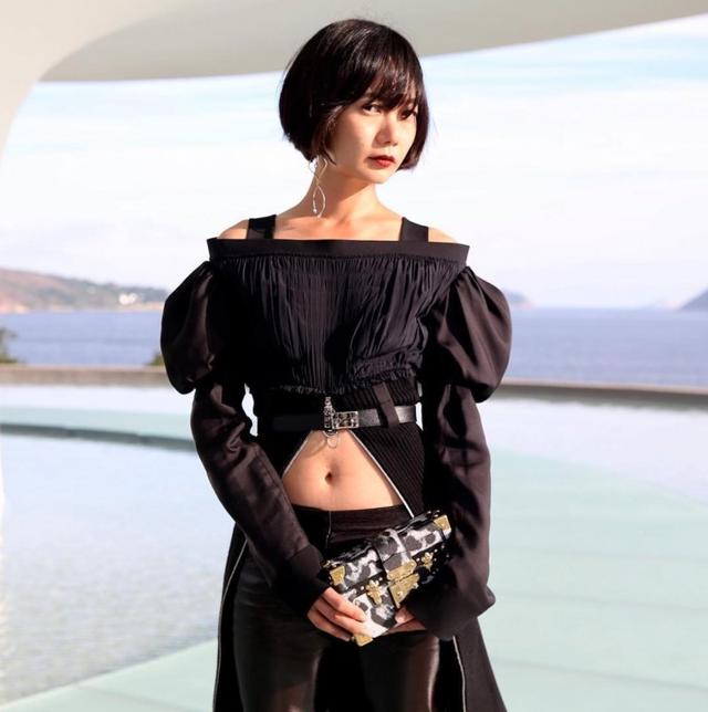 【李尸】医女私下好时髦！《李尸朝鲜》裴斗娜3招穿搭术改善宽肩、骨架大