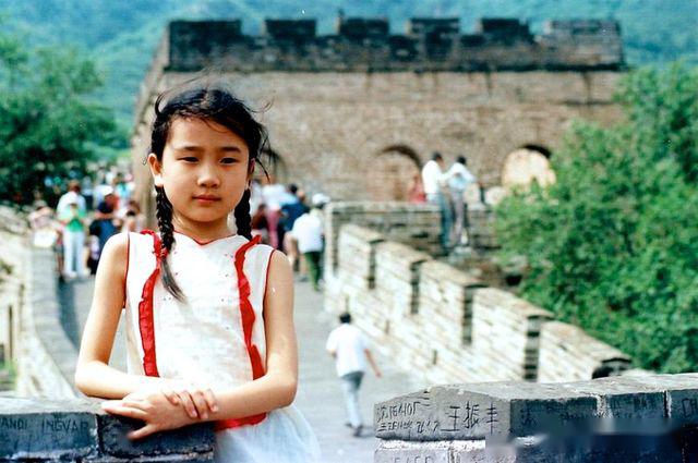 80年代中国珍贵历史老照片:图为一个小女孩到长城游玩留影.