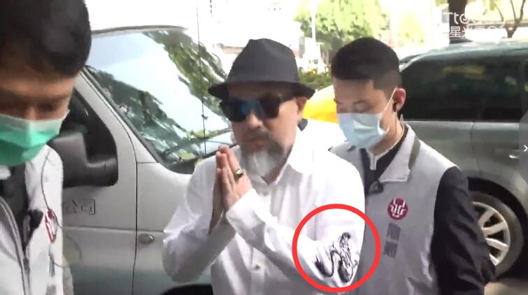 辛龙第3天到刘真灵堂，全程双手合十鞠躬惹人疼