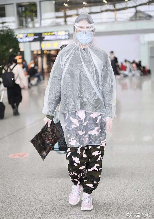 韩雪现身机场，防护措施十分到位，被大量群众