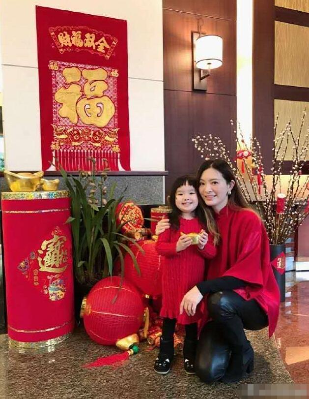 辛龙第3天到刘真灵堂，全程双手合十鞠躬惹人疼