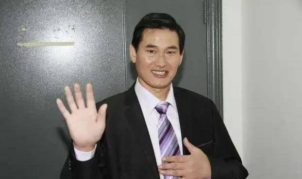 大衣哥对村民“黑脸”后，不堪被骚扰已从农村