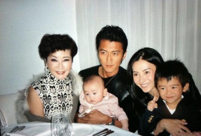『脑袋』开心地拍小Q脑袋显幼稚，像个没长大的孩子张柏芝带儿子录视频