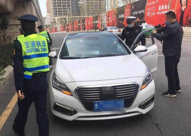 贵州一“黑车”驾驶员要求乘客中途加钱,不给