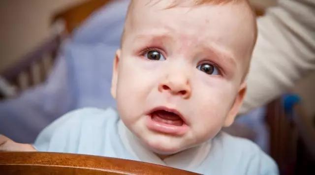 孩子：到底能不能抱？听听专家怎么说！宝宝哭了