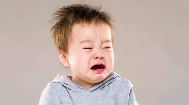 孩子：到底能不能抱？听听专家怎么说！宝宝哭了