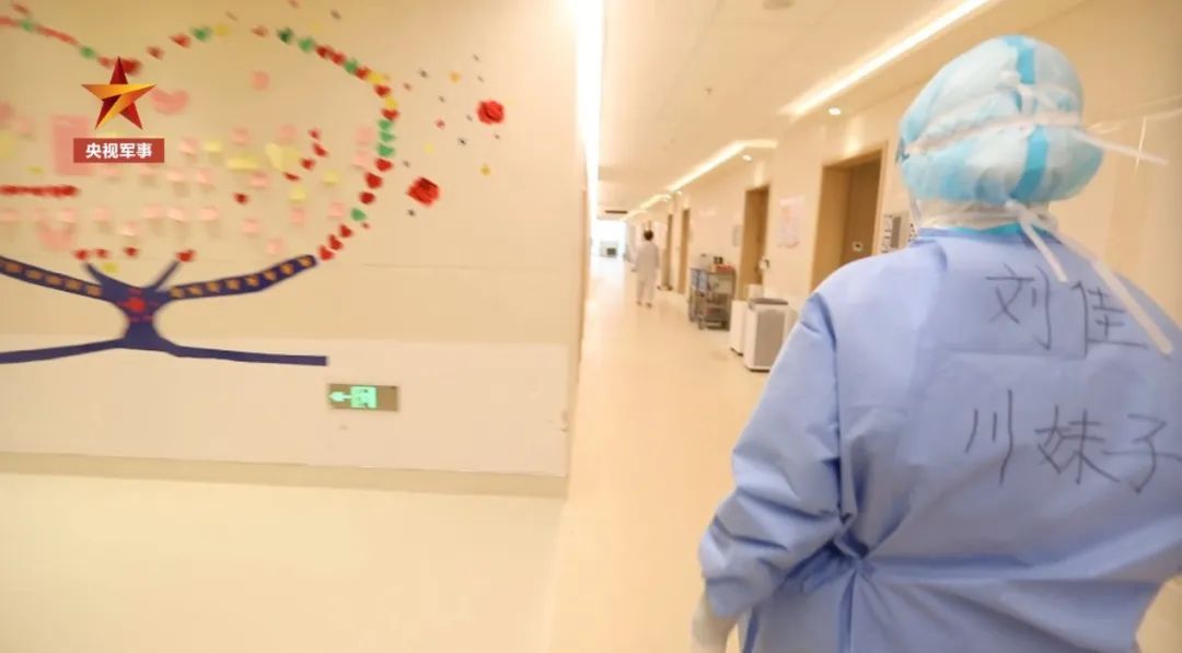 『女孩』解放军在汶川地震中救出的女孩，如今从军在武汉救人