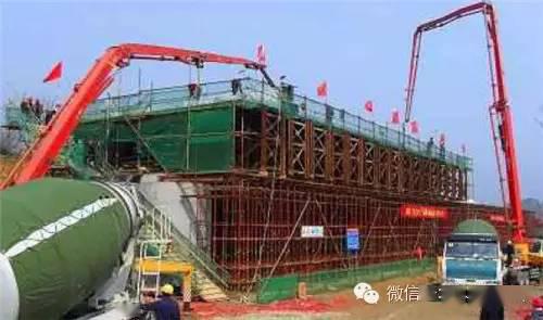 重约100吨!广州在建高架桥倒塌,30米长梁体坠落断裂成V字形!