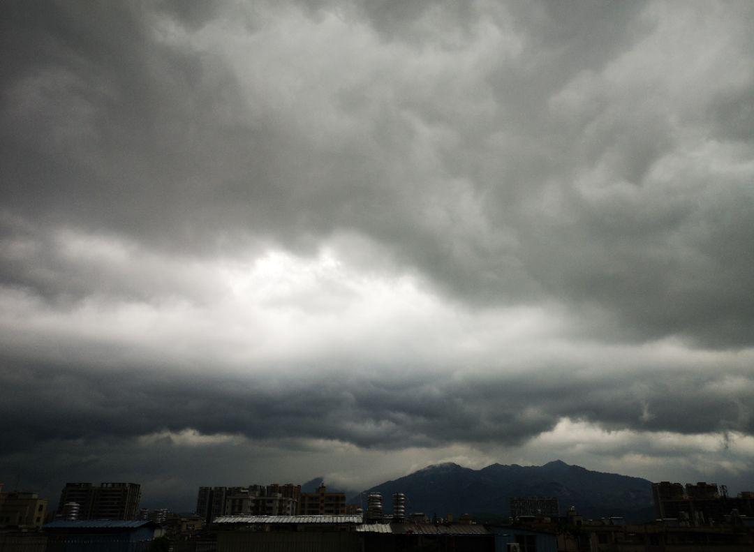 黑云压城大片来袭强降雨发货