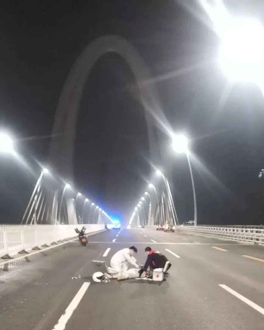 事发地点位于新首钢大桥.