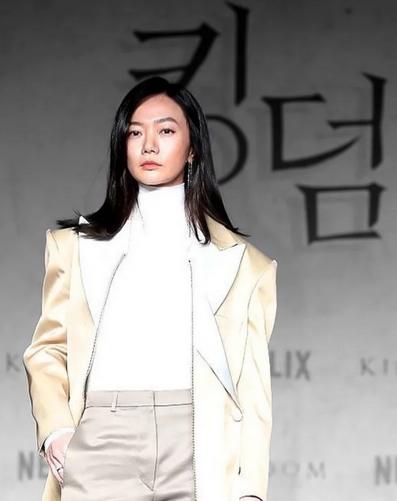 【李尸】医女私下好时髦！《李尸朝鲜》裴斗娜3招穿搭术改善宽肩、骨架大