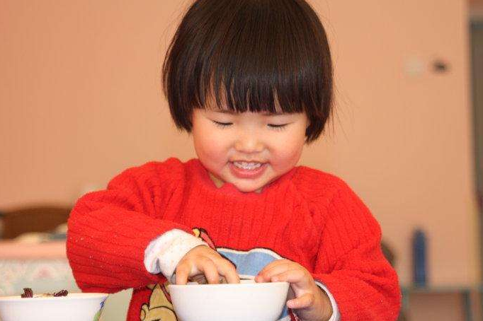 「孩子」3件“糊涂事”不要做，天气再热，家长也别这样带娃清明前后