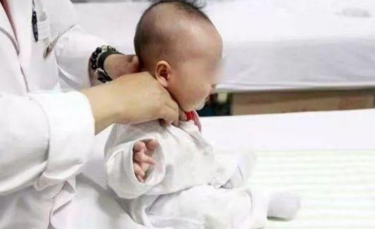 『宝宝』会歪脖子你还不知道吧,分享下如何纠正歪脖子别再这样抱宝宝了