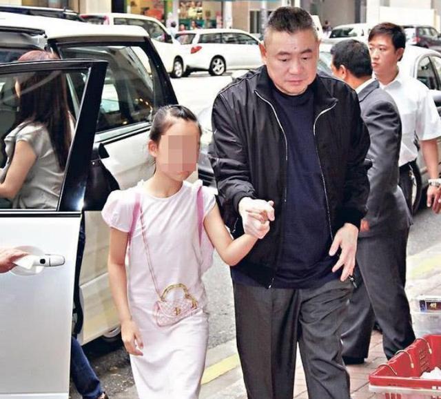港媒曝吕丽君投资亏损20亿，抛售还得刘銮雄同意