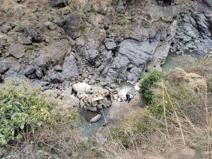 24日,布拖县交警大队接到报警称在地洛乡特基村的河沟里有辆水泥罐车