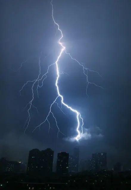 暴雨大风强雷电今天晚上杀到浙江,断崖式降温,局部山区或有雨夹雪