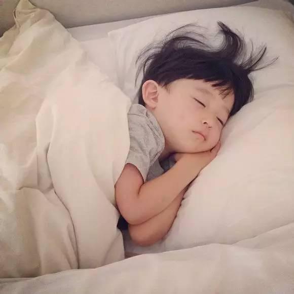 『孩子』个子长不高只是次要！更严重的…晚睡对孩子的危害