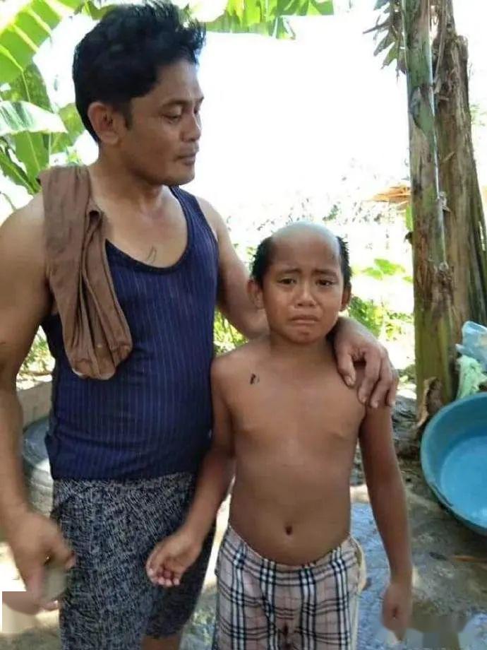 泰国：疫情期间爸爸为防止孩子乱跑，竟然把孩子剃成”谢广坤“头型