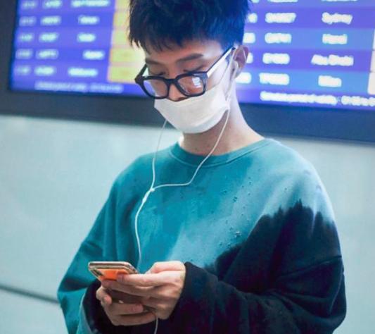 原创范丞丞短发新造型现身机场,少年感十足