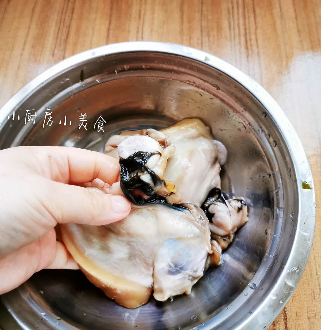 三月河蚌肉质肥美鲜嫩,放两种食材炖汤,汤鲜味美不腥