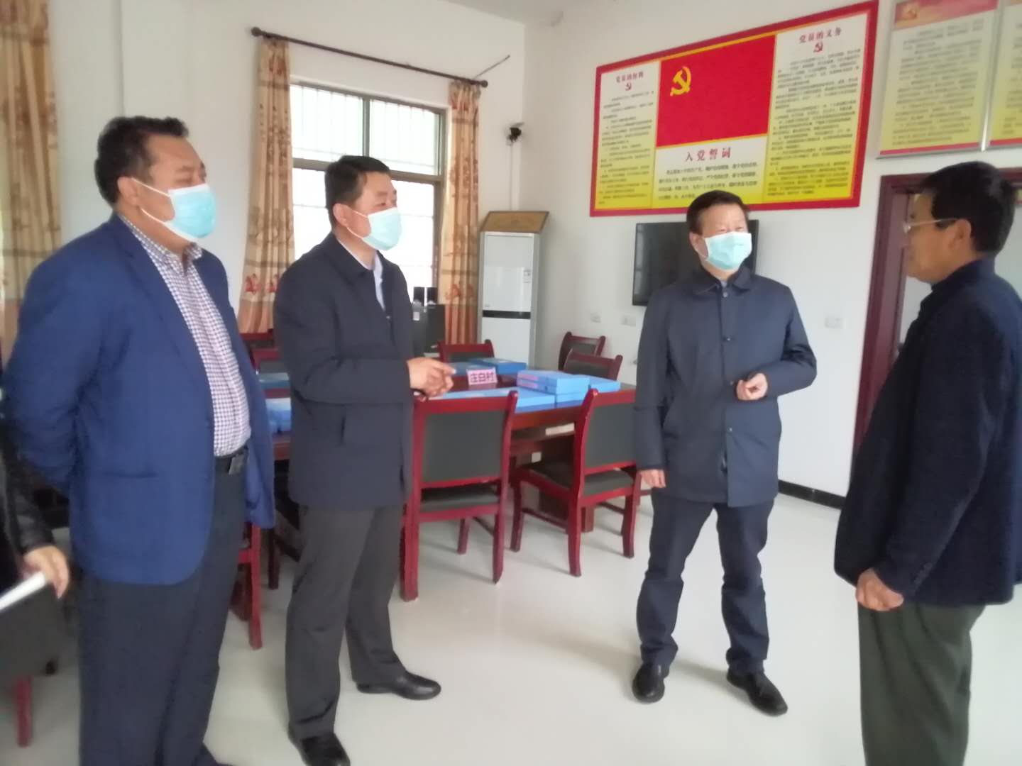 扶风县委副书记傅宇在庄白村调研脱贫攻坚工作