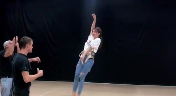 原创蔡依林吊威亚练后空翻,展现高难度舞蹈动作,教练称赞太完美