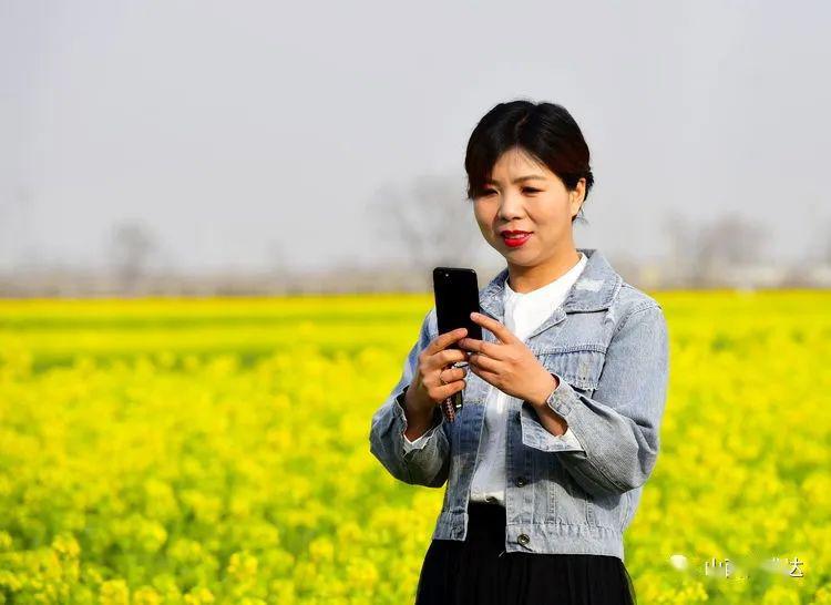 河津小梁乡美女干部代言千亩最美油菜花美翻了